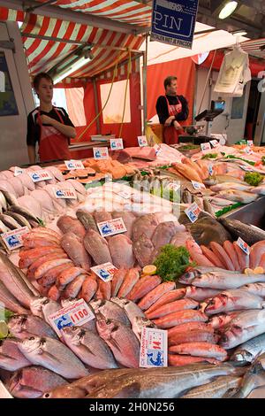 PAYS-BAS, HOLLANDE-NORD, AMSTERDAM.EXPOSITION DE POISSONNIERS SUR LE MARCHÉ ALBERT CUYP Banque D'Images