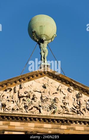 PAYS-BAS, HOLLANDE-NORD, AMSTERDAM.STATUE DU GÉANT DE L'ATLAS SUR LE PALAIS DU BARRAGE Banque D'Images