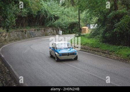 PESARO COLLE SAN BARTOLO , ITALIE - OTT 10 - 2021 : BMW 2002 sur un vieux rallye ifor Banque D'Images
