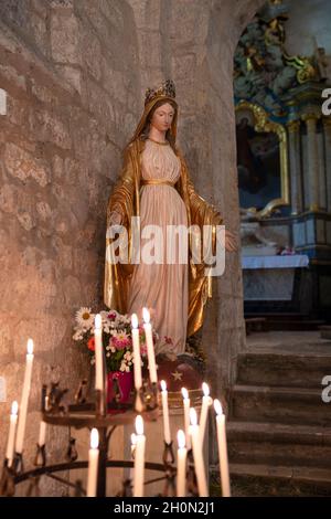 Gros plan d'une statue de la Vierge Marie dans une église en France Banque D'Images