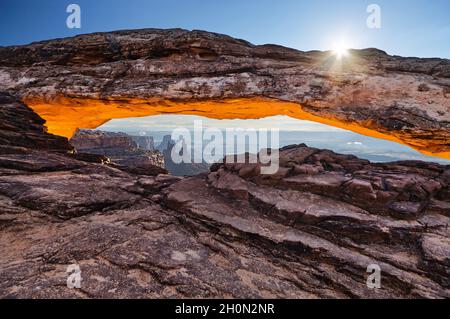 Mesa Arch au lever du soleil à Canyonlands National Park, Utah, USA Banque D'Images