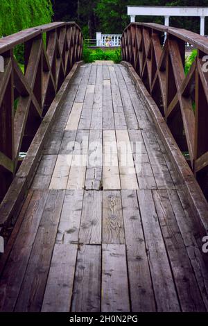 Pont en bois sur la rivière, s'étendant en perspective Banque D'Images