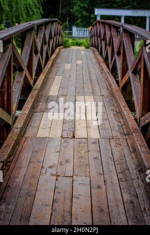 Pont en bois sur la rivière, s'étendant en perspective Banque D'Images