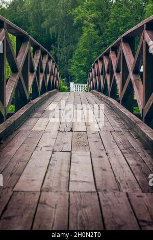 Pont en bois sur la rivière, s'étendant en perspective Banque D'Images