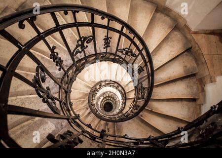 escalier en colimaçon dans une vieille maison de près. Banque D'Images