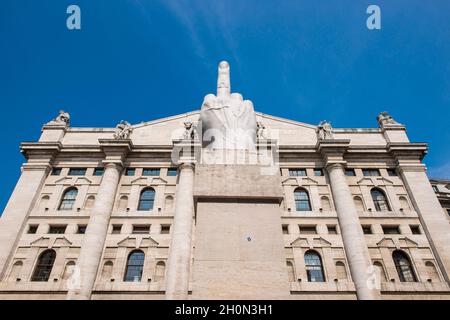 ITALIE.LOMBARDIE.MILAN.LE PALAIS DE LA BOURSE ET LA SCULPTURE 'LOVE' (ŒUVRES D'ART DE MAURIZIO CATTELAN) PIAZZA (PLACE) DEGLI AFFARI Banque D'Images