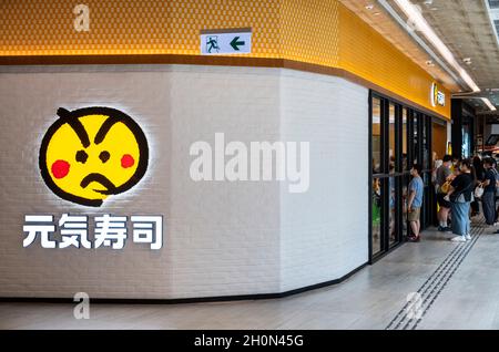 Hong Kong, Chine.07e octobre 2021.Les clients font la queue pour entrer dans la chaîne japonaise du restaurant de sushi Genki Sushi à tapis roulant, dans le quartier de Tung Chung à Hong Kong.(Photo de Budrul Chukrut/SOPA Images/Sipa USA) crédit: SIPA USA/Alay Live News Banque D'Images