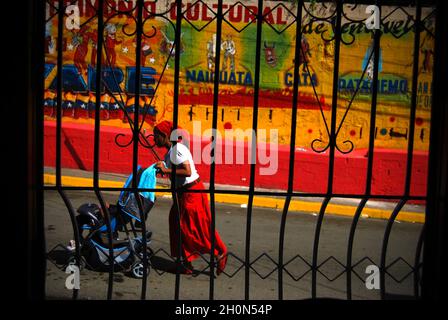 Les diables dansants de Yare, ou Diablos Danzantes del Yare, est un festival religieux célébré à San Francisco de Yare, État de Miranda, Venezuela, le jour de Corpus Christi.Ce jour-là, une danse rituelle est réalisée par les 'Dieux Dancing', qui portent des vêtements colorés (généralement tous rouges), des couches de tissu strié, des masques d'apparence grotesque et aussi des accessoires comme des croix, des scapulaires, des rosaires et d'autres amulettes.La célébration dure jusqu'à la fin de l'après-midi quand les cloches de l'église sonnent, signifiant le triomphe du bien sur le mal pour une année de plus.Venezuela.11 juin 2009. Banque D'Images