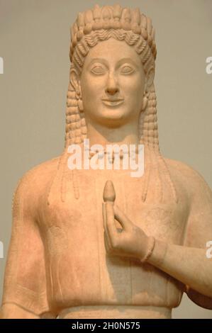 Kore.Marbre de Parian.Trouvé à Merenda (ancien Myrrhiny), Attica.Détails.Elle était au sommet de la tombe de Phrasikleia.Style archaïque.Sculptée par Banque D'Images