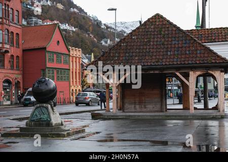 Bergen, Norvège - 14 novembre 2017 : Bergen Bryggen.Mémorial de la première Guerre mondiale avec mine de la mer Banque D'Images