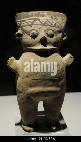 Cuchimilco (figurines en terre cuite non émaillée).Figurine femelle.Céramique peinte.Culture de la chancellerie, période intermédiaire tardive (1150-1450 AD).Pérou.Amérique du Sud Banque D'Images