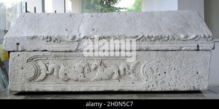 Sarcophage romain de Biskupija, près de Knin, réutilisé au 9ème siècle. Croatie. Musée des monuments archéologiques croates, Split, Croatie. Banque D'Images