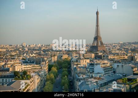 Paris, la rue France, les toits et la Tour Eiffel Banque D'Images