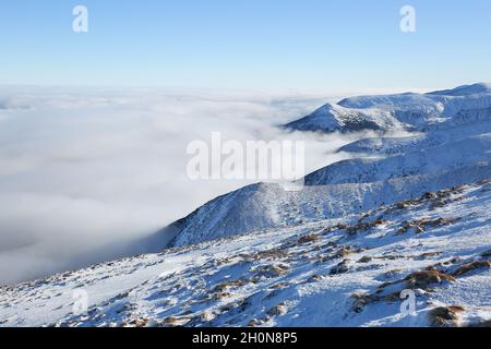 Matin d'hiver brumeux.Magnifique paysage de hautes montagnes et de forêts.Pelouse couverte de neige blanche.Fond d'écran.Emplacement place Carpathian Banque D'Images