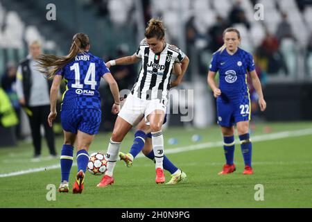Turin, Italie .Le 13 octobre 2021, Cristiana Girelli, de Juventus FC Women, contrôle le ballon lors du groupe de la Ligue des champions de l'UEFA Un match entre Juventus FC Women et Chelsea FC Women au stade Allianz le 13 octobre 2021 à Turin, Italie . Banque D'Images