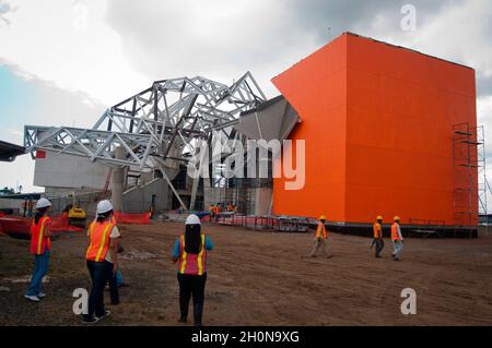 BIOMUSEO CONSTRUCTION (Edificio Puente de Vida).le pont « Puente de Vida », conçu par un grand nombre d'architectes au monde - Frank O. Gehry & Associates - sera une nouvelle icône pour le Panama.En outre, ce sera un bâtiment magnifique, très différent de toute autre structure que les visiteurs ont vu..Photographie par Aaron Sosa.Panama City, Panama 2011.(Copyright © Aaron Sosa) Banque D'Images