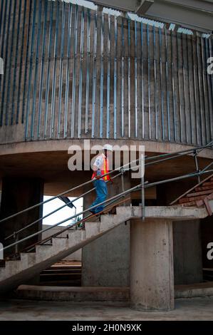 BIOMUSEO CONSTRUCTION (Edificio Puente de Vida).le pont « Puente de Vida », conçu par un grand nombre d'architectes au monde - Frank O. Gehry & Associates - sera une nouvelle icône pour le Panama.En outre, ce sera un bâtiment magnifique, très différent de toute autre structure que les visiteurs ont vu..Photographie par Aaron Sosa.Panama City, Panama 2011.(Copyright © Aaron Sosa) Banque D'Images