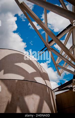 BIOMUSEO CONSTRUCTION (Edificio Puente de Vida).le pont « Puente de Vida », conçu par un grand nombre d'architectes au monde - Frank O. Gehry & Associates - sera une nouvelle icône pour le Panama.En outre, ce sera un bâtiment magnifique, très différent de toute autre structure que les visiteurs ont vu..Photographie par Aaron Sosa.Panama City, Panama 2011.(Copyright © Aaron Sosa) Banque D'Images