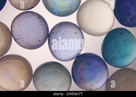arrière-plan de sphères de verre multicolores avec rétroéclairage Banque D'Images