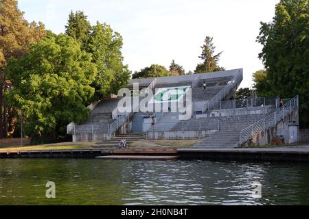 Green Lake Aqua Theatre, West Green Lake Way N, Seattle, Washington. Extérieur des vestiges d'un site historique en bord de lac extérieur au parc Green Lake. Banque D'Images