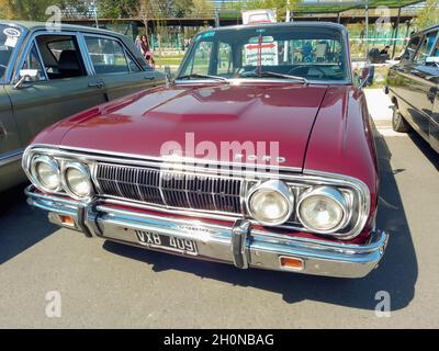 Berline classique rouge Ford Falcon familiale depuis le début des années 1970.Fabriqué en Argentine.Grille de vue avant. Banque D'Images