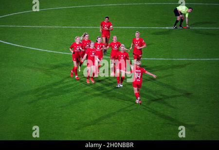 Les joueurs de Liverpool fêtent leur point bonus après avoir gagné le tir de pénalité avec le but décisif marqué par Ashley Hodson lors du match a du groupe de coupe de Ligue des femmes de la FA à Prenton Park, Birkenhead.Date de la photo: Mercredi 13 octobre 2021. Banque D'Images