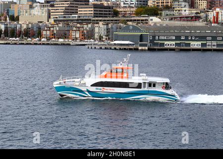 Kitsap Transit Fast Ferry Boat 'Reliance' à Puget Sound en route vers Bremerton avec le front de mer de Seattle Pike place et l'aquarium de Seattle dans le backgroun Banque D'Images