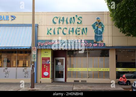 Chin's Kitchen, 4126 ne Broadway, Portland, Oregon. Façade extérieure et enseigne au néon d'un restaurant chinois dans le quartier Hollywood. Banque D'Images