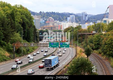 Un camion Amazon sur l'I-84 Interstate 84 en suivant les panneaux indiquant Seattle via l'I-5 Interstate 5 à Portland, OR. Avec le pont Blumenauer en construction Banque D'Images