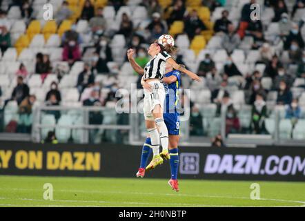 Turin, Italie, 13 octobre 2021, Barbara Bonansea (Juventus Women) et Melanie Leupolz de Chelsea FC Women lors de la Ligue des champions des femmes de l'UEFA, Group A football match entre Juventus FC et Chelsea FC le 13 octobre 2021 au stade Juventus de Turin, Italie - photo Nderim Kaceli / DPPI Banque D'Images