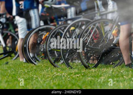 Les cyclistes se préparent à une balade à vélo. Banque D'Images