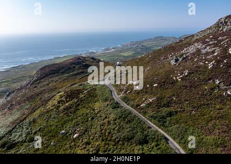 DONEGAL, IRLANDE - SEPTEMBRE 07 2021 : conduite d'une fourgonnette DPD sur la route côtière. Banque D'Images