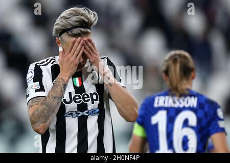 Turin, Italie .13 octobre 2021, Lina Hurtig de Juventus FC Women semble abattu lors du match de l'UEFA Champions League Group A match entre Juventus FC Women et Chelsea FC Women au stade Allianz le 13 octobre 2021 à Turin, Italie . Banque D'Images