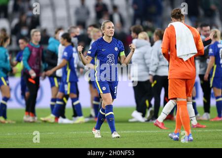 Turin, Italie .Le 13 octobre 2021, Magdalena Eriksson, de Chelsea FC Women, célèbre après avoir remporté le championnat de l'UEFA Champions League Group Un match entre Juventus FC Women et Chelsea FC Women au stade Allianz le 13 octobre 2021 à Turin, en Italie . Banque D'Images