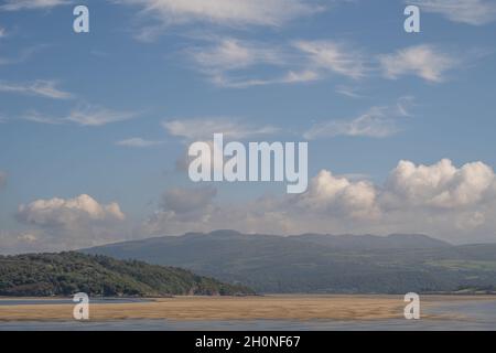 Vue sur la baie à Borth-y-Gest près de Porthmadog Gwitd Nord-Galles Banque D'Images