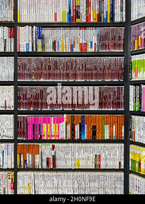 Tokyo, Japon - 19 novembre 2019 : magazines japonais Manga Comic à vendre dans la librairie locale Banque D'Images
