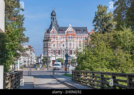 Berlin, Allemagne - 6 septembre 2021 : place du Palais dans la vieille ville de Koepenick avec le bâtiment résidentiel et commercial classé Alt-Koepenick 32, Banque D'Images