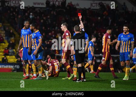 Omar Beckles, de Shrewsbury Town, a approuvé un défi contre Nathaniel Knight-Percival de Bradford City Banque D'Images