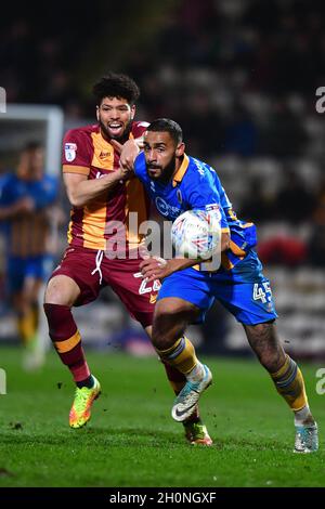 Nathaniel Knight-Percival de Bradford City et Stefan Payne de Shrewsbury Town se battent pour le ballon Banque D'Images