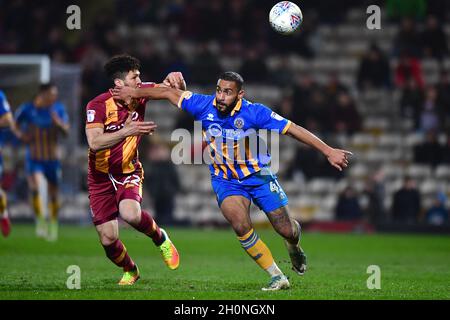 Nathaniel Knight-Percival de Bradford City et Stefan Payne de Shrewsbury Town se battent pour le ballon Banque D'Images