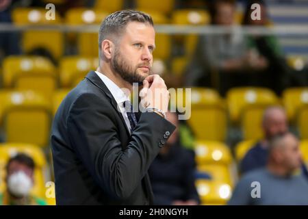 Gdynia, Pologne.13 octobre 2021.David Gaspar, entraîneur vu lors du match de groupe B des femmes de la Ligue Euro entre VBW Arka Gdynia et Sopron basket à Gdynia.(Note finale; VBW Arka Gdynia 71:86 Panier de Sopron ).Crédit : SOPA Images Limited/Alamy Live News Banque D'Images