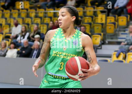 Gdynia, Pologne.13 octobre 2021.Gabby Williams vu en action pendant le match des femmes de l'Euro League B entre VBW Arka Gdynia et Sopron basket à Gdynia.(Note finale; VBW Arka Gdynia 71:86 Panier de Sopron ).Crédit : SOPA Images Limited/Alamy Live News Banque D'Images