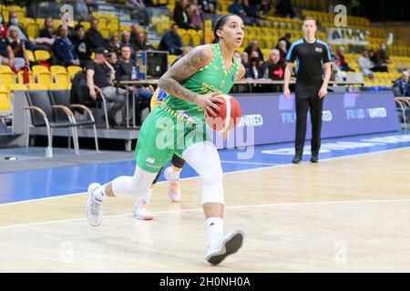 Gdynia, Pologne.13 octobre 2021.Gabby Williams vu en action pendant le match des femmes de l'Euro League B entre VBW Arka Gdynia et Sopron basket à Gdynia.(Note finale; VBW Arka Gdynia 71:86 Panier de Sopron ).Crédit : SOPA Images Limited/Alamy Live News Banque D'Images