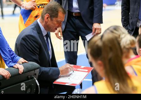 Gdynia, Pologne.13 octobre 2021.L'entraîneur Gundars Vetra a vu pendant le match de l'Euro League femmes groupe B entre VBW Arka Gdynia et Sopron basket à Gdynia.(Note finale; VBW Arka Gdynia 71:86 Panier de Sopron ).Crédit : SOPA Images Limited/Alamy Live News Banque D'Images