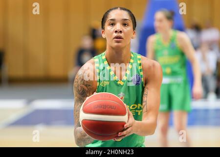 Gdynia, Pologne.13 octobre 2021.Gabby Williams vu en action pendant le match des femmes de l'Euro League B entre VBW Arka Gdynia et Sopron basket à Gdynia.(Note finale; VBW Arka Gdynia 71:86 Panier de Sopron ).Crédit : SOPA Images Limited/Alamy Live News Banque D'Images