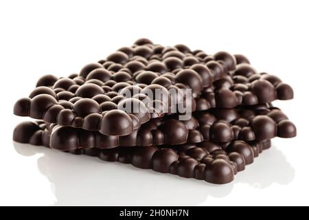 Pile de barres de chocolat noir brut sur fond blanc. Isoler. Banque D'Images