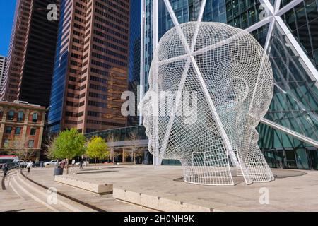 Calgary, Alberta, Canada - 27 septembre 2021 : sculpture de Jaume Plensa au pays des merveilles devant la tour Bow. Banque D'Images