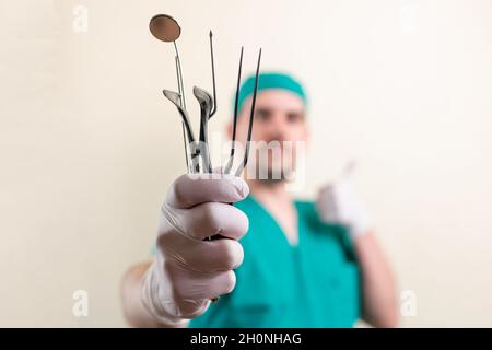 Drôle de docteur ENT, avec des instruments dans ses mains. Banque D'Images