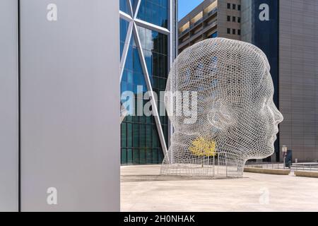 Calgary, Alberta, Canada - 27 septembre 2021 : sculpture de Jaume Plensa au pays des merveilles devant la tour Bow. Banque D'Images