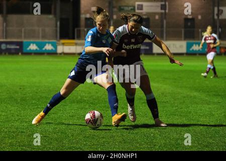 Dartford, Royaume-Uni.13 octobre 2021.Les deux équipes se battent pour le ballon pendant le match de la Conti Cup entre les Lionesses de Londres City et West Ham United à Princes Park à Dartford Credit: SPP Sport Press photo./Alamy Live News Banque D'Images